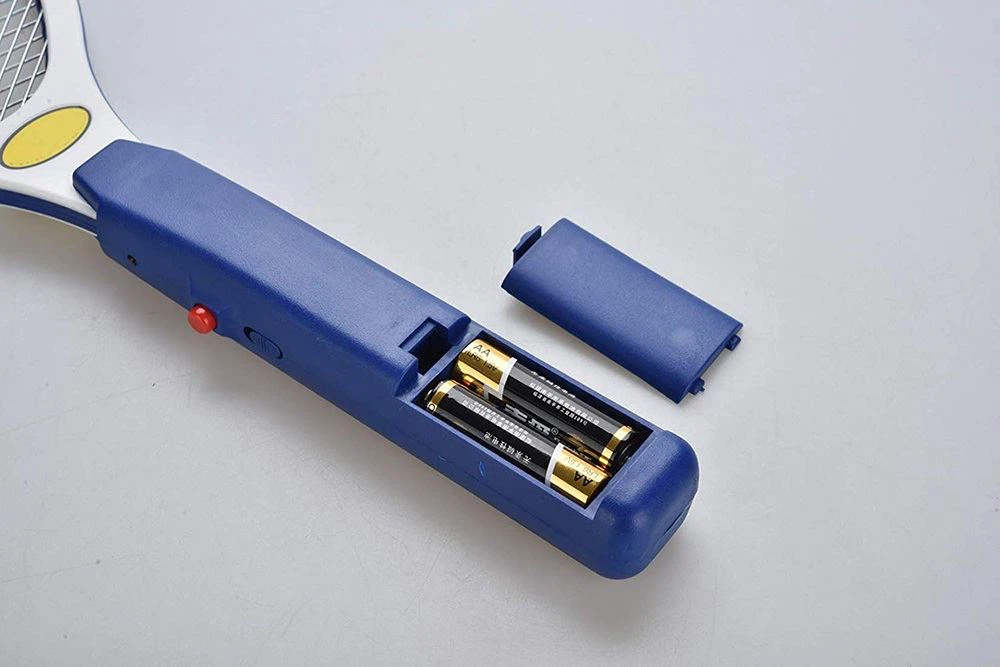 Hur byter man batteri i myggsmällaren?