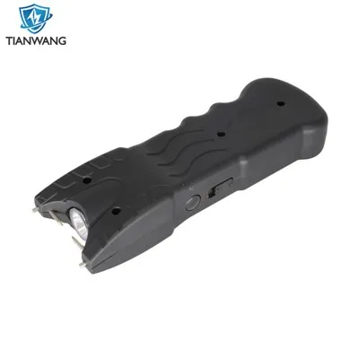 Elchock med ficklampa och säkerhetsnål